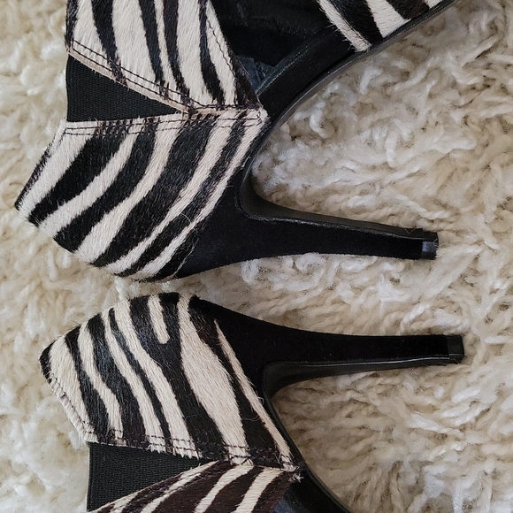 Trina Turk Malibu Calf Hair Cut Out Pump Heels 9 - Picture 8 of 16